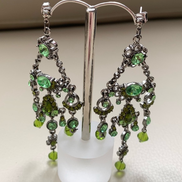 🆕🔥Spectacular Green Chandelier Sparkly Earrings - Picture 1 of 8